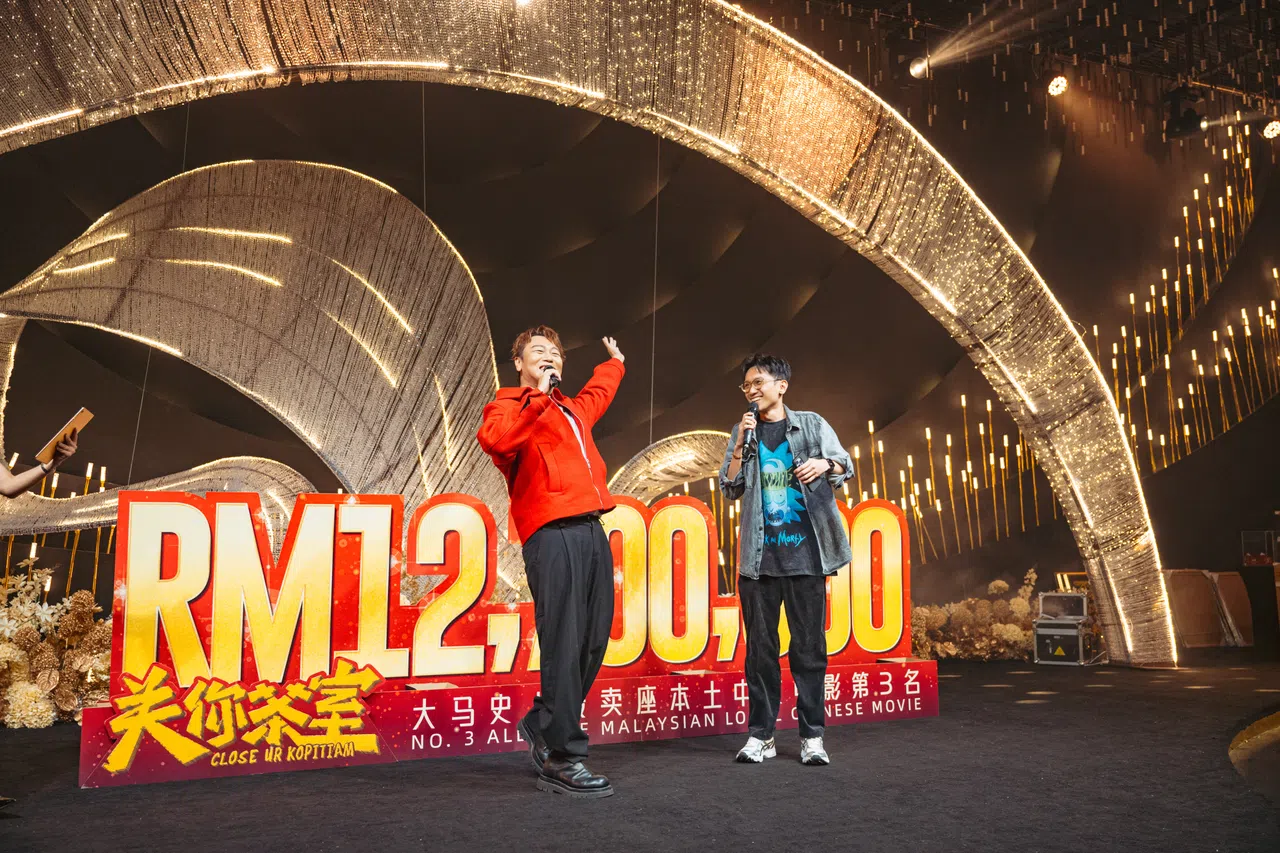 赖宇涵（左）在3月4日的《关你茶室》庆功宴上，宣布将和低清合作下一部贺岁片。（赖宇涵提供）