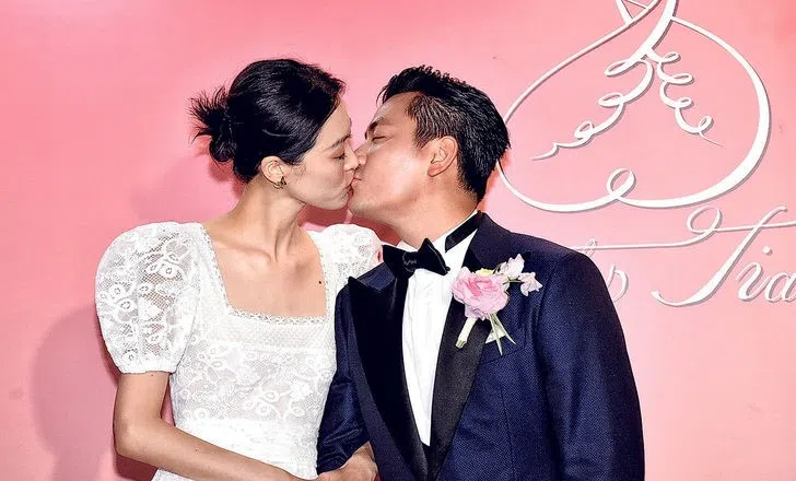 王令尘和游天翼在结婚仪式后接受媒体访问。（互联网）