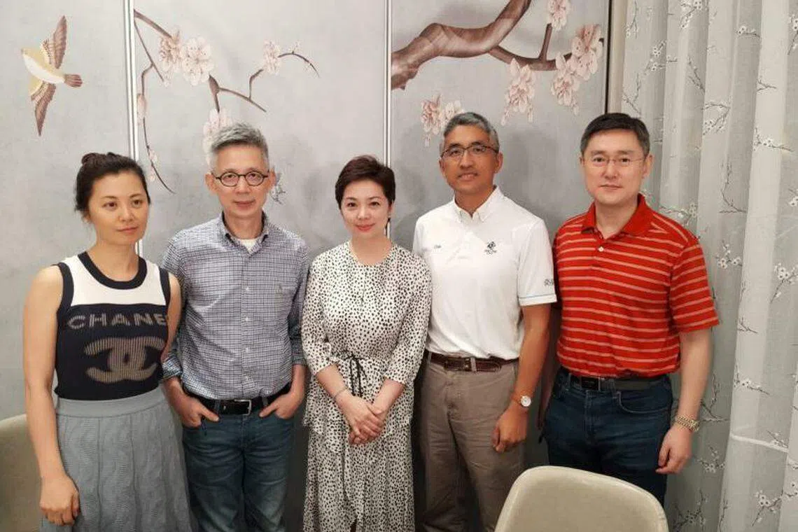 93年辩论台上的四名辩手合影（左起）：姜丰、蒋昌建、季翔、严嘉，与学妹王嬿青（中）。（王嬿青提供）