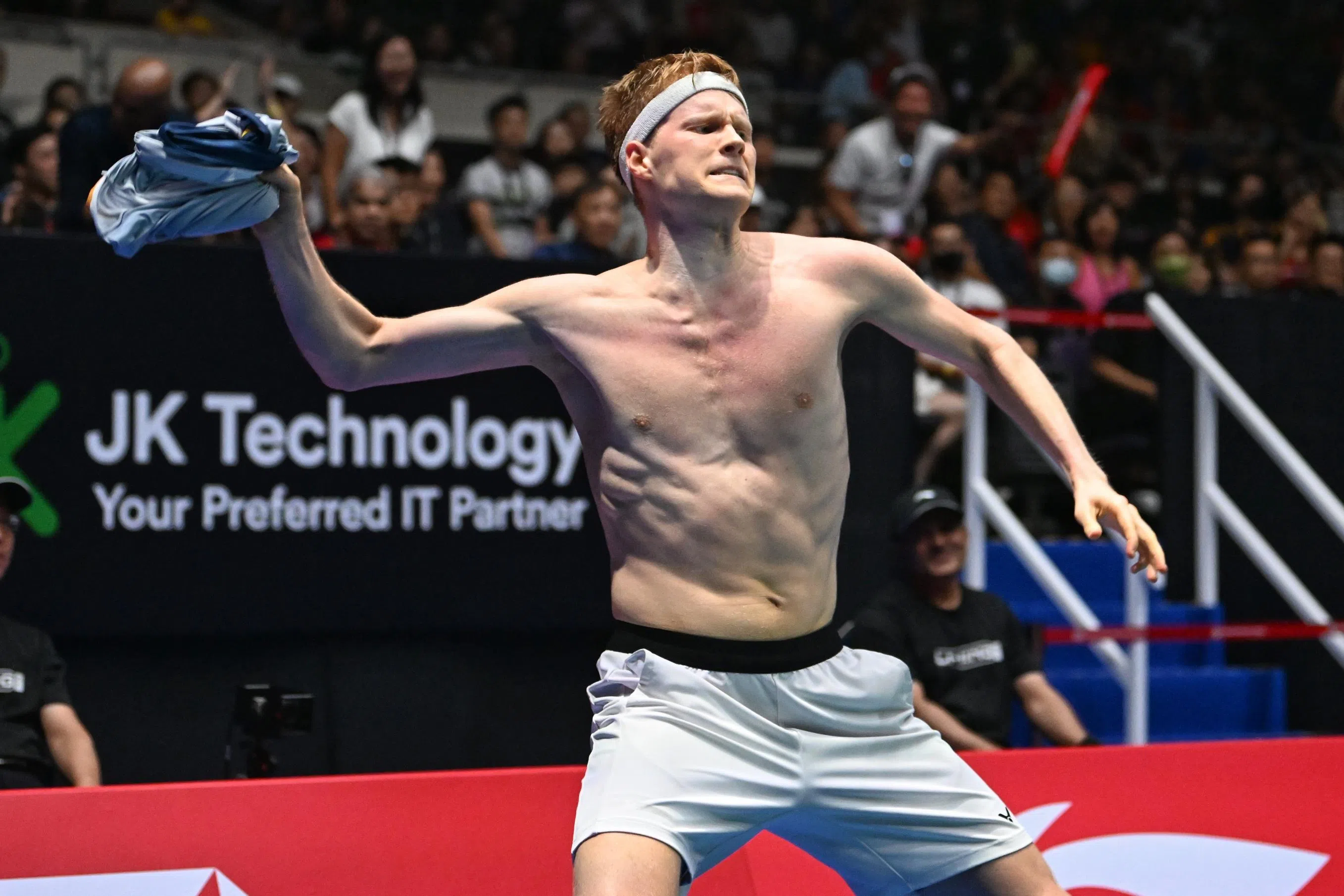 安东森取得胜利后，兴奋地脱掉自己的上衣庆祝。（海峡时报）