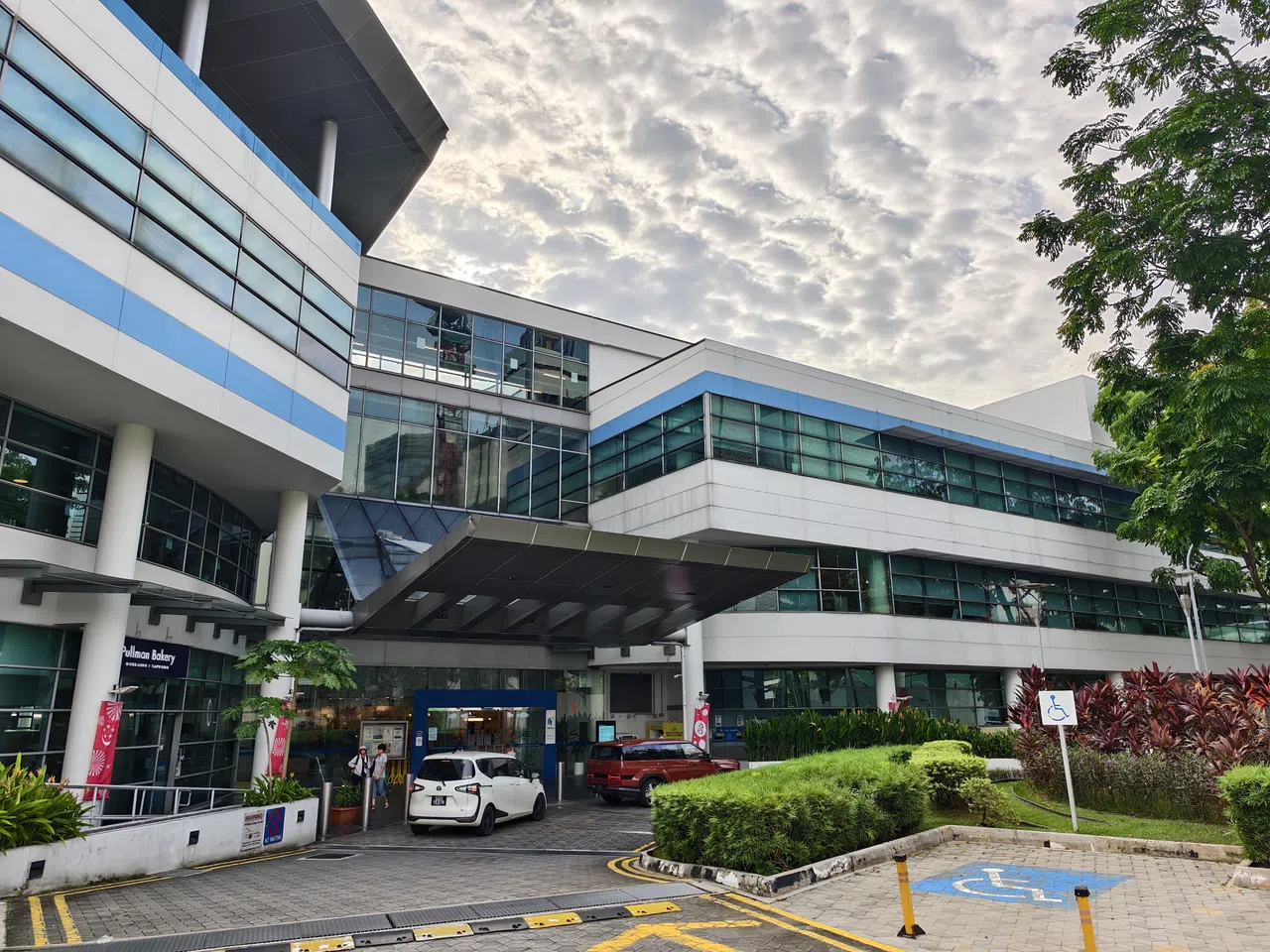 建筑物上方的云朵层次分明，光影交错，呈现极具立体感的效果。（黄少伟摄）