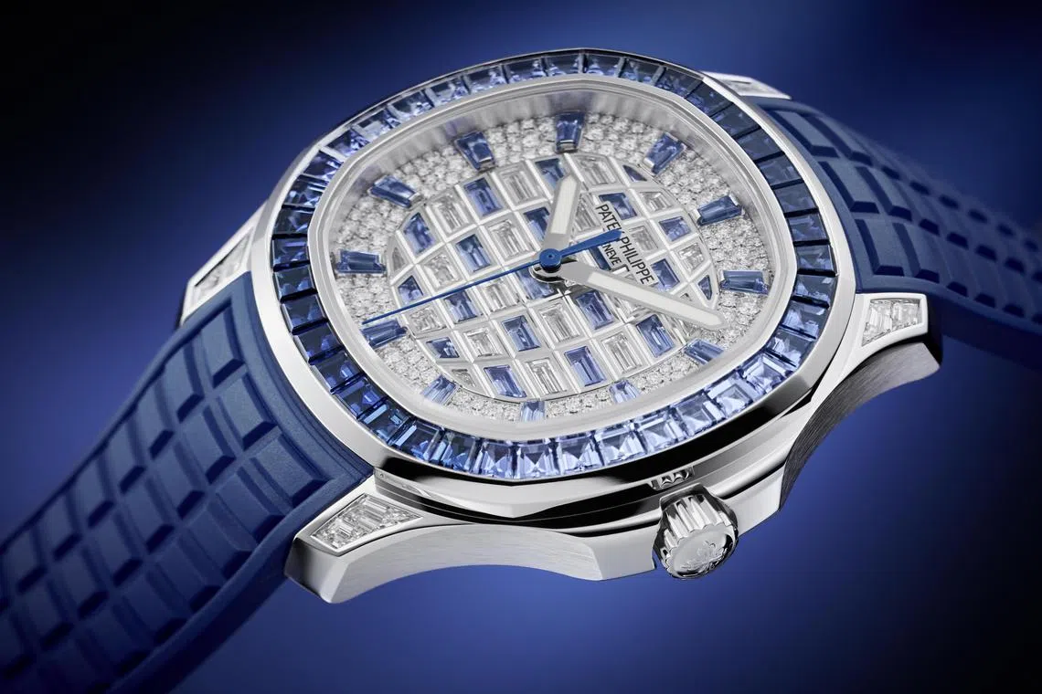 全新Aquanaut Luce高级珠宝腕表Ref.5268/461G-001白金款，镶嵌钻石与蓝色蓝宝石。（百达翡丽提供）