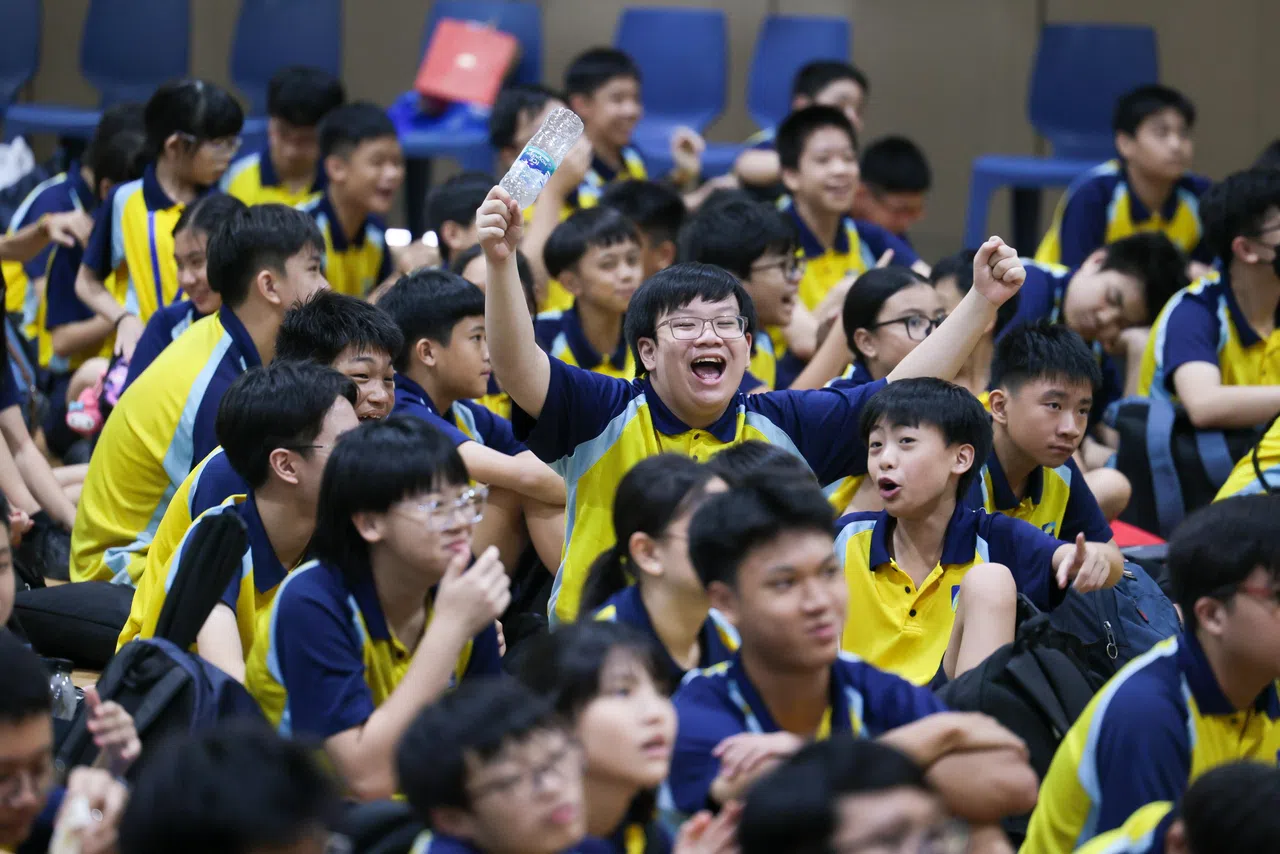 学生们十分积极参与分享会，场面十分热闹。（张俊杰摄）