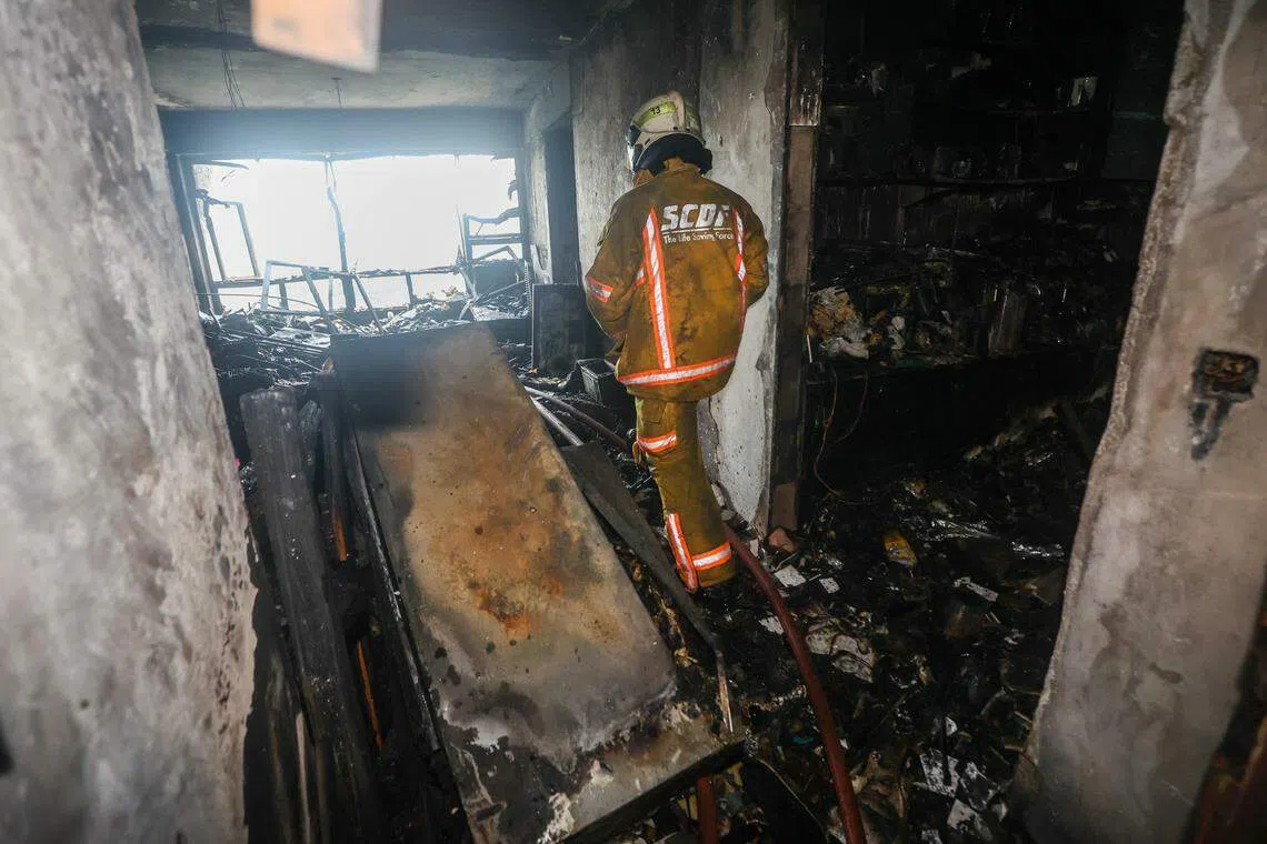 火患导致单位被烧得一片焦黑。（陈斌勤摄）