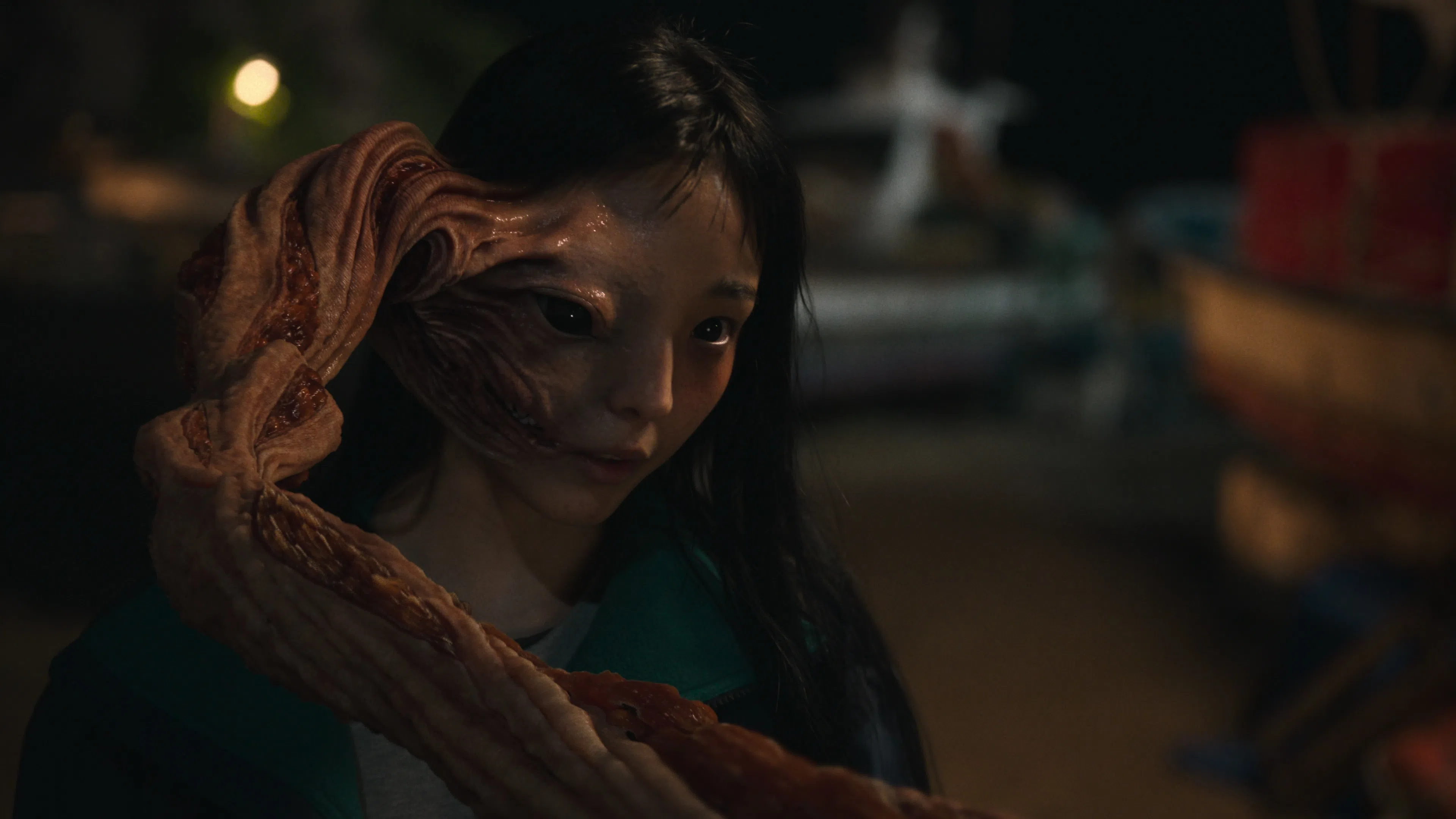 《寄生兽：灰色部队》女主角郑秀仁（全少妮饰）被寄生兽入侵，在被它饶过一命后，学会和寄生兽共存。（Netflix提供）