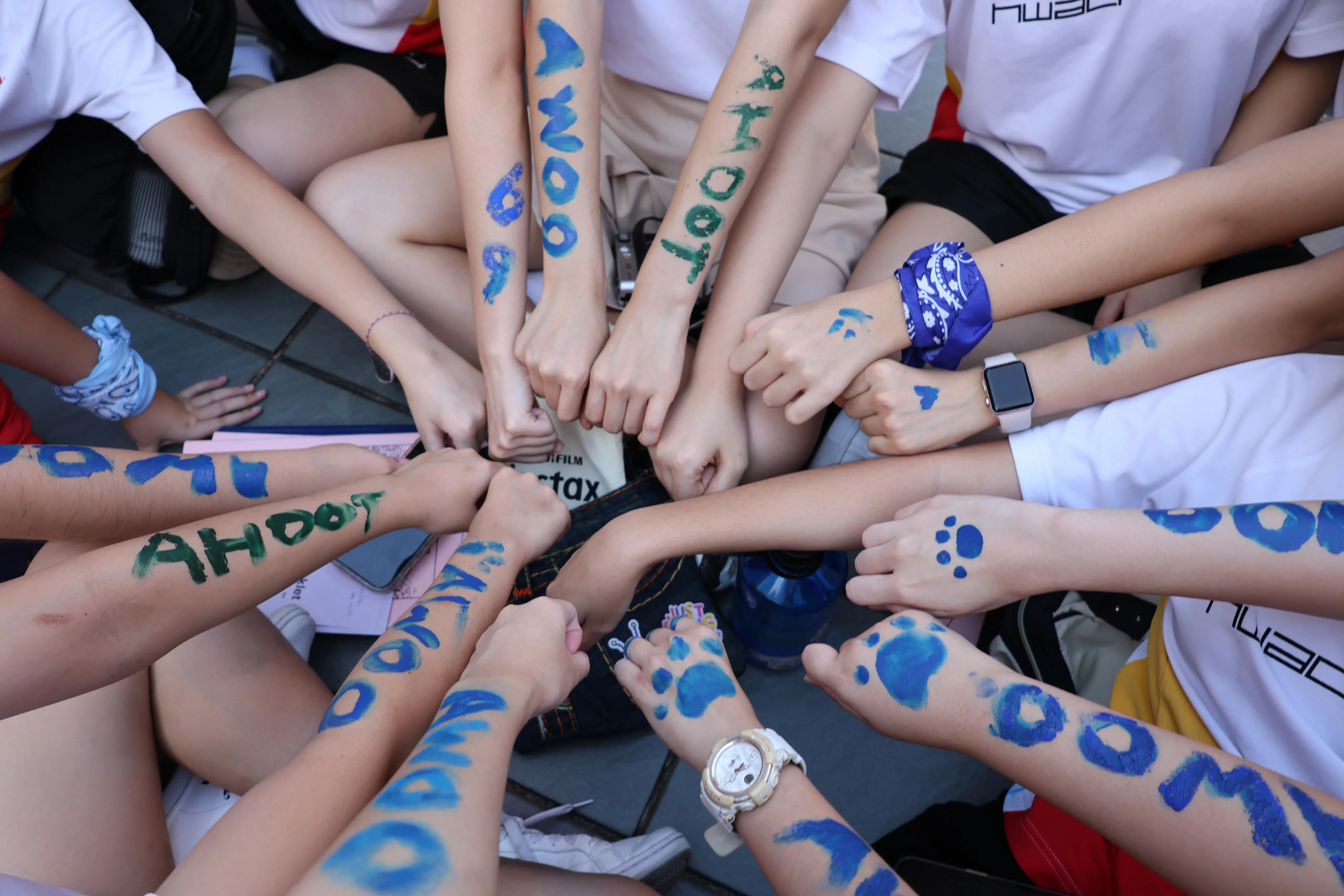 大家在手上画出所属育人学团的符号，充满了自豪和归属感。（陳唯嫣（华侨中学）摄）