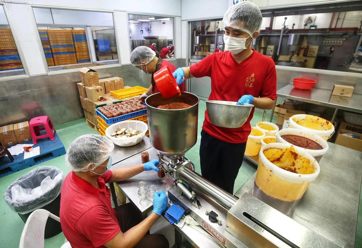 自动化生产减少对人力依赖，广祥泰计划让原本从事劳力工作的本地年长员工进行再培训，让他们学习如何操作自动化机器或升职为监督。（萧紫薇摄）