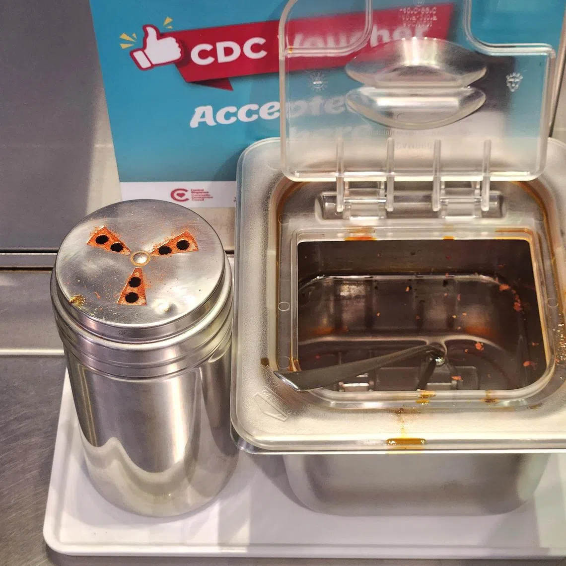 爱辣的食客可自行加辣椒油或辣椒粉。（陈爱薇摄）