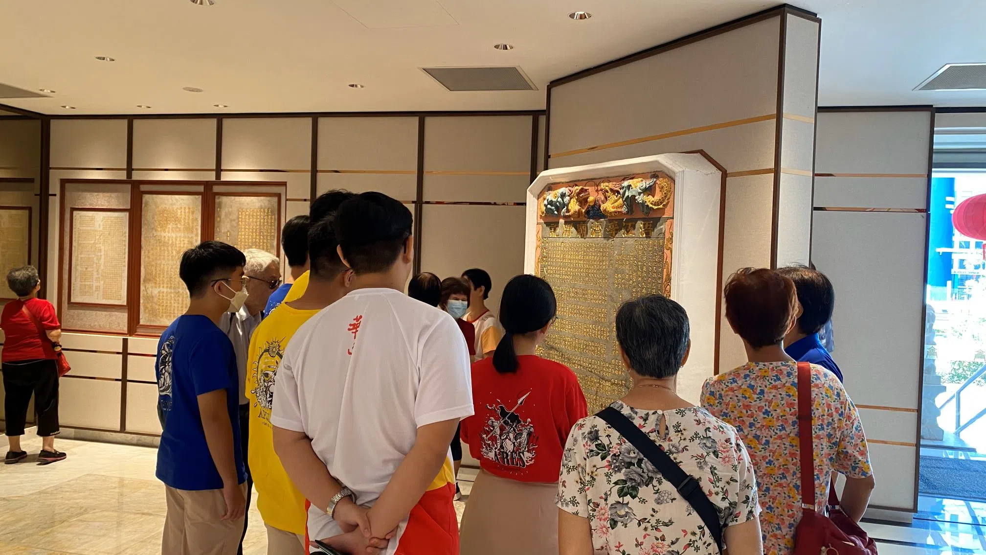 学生饶有兴趣地观看历史悠久的石碑，碑文记载了金门会馆的历史。（作者提供）