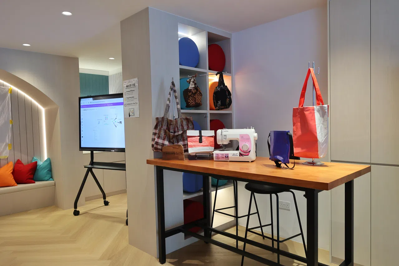 芽笼西居民组成升级再造兴趣小组，将用过的人民协会横幅，改造成手提袋、斜挎包等实用日常用品。（唐家鸿摄）