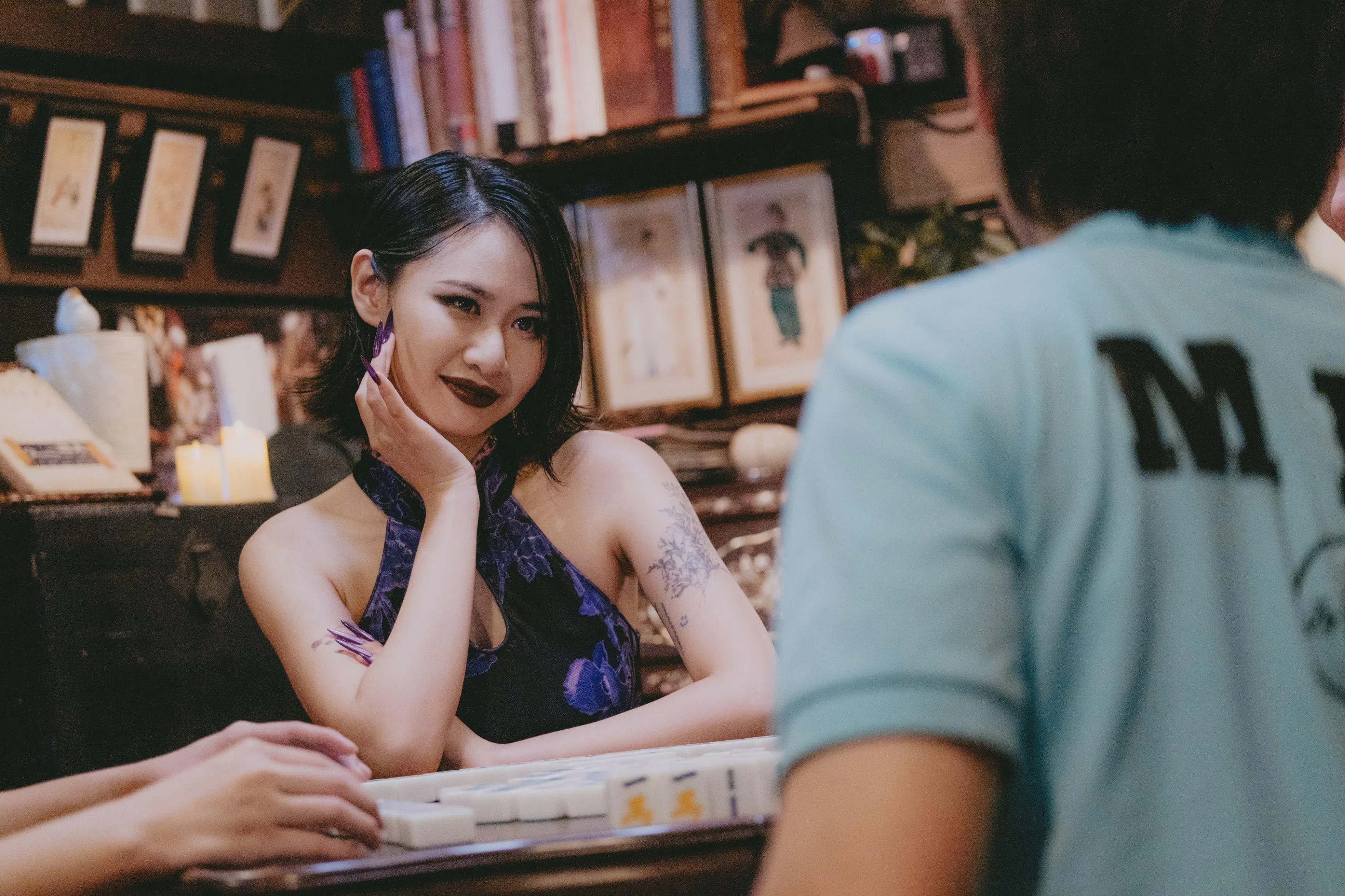 rurusama（右）因修长美甲而麻将功力尽毁。（嘉华院线提供）