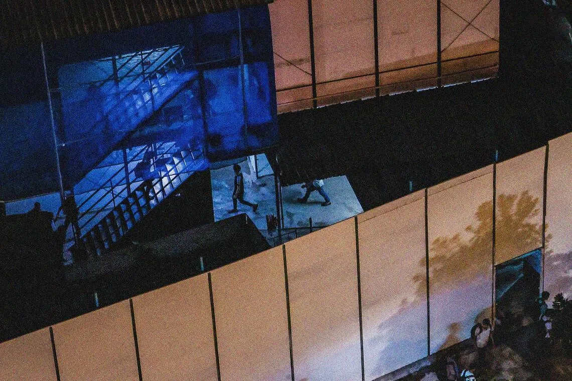 客工结束一天的工作后返回兀兰宿舍。（张俊杰摄）