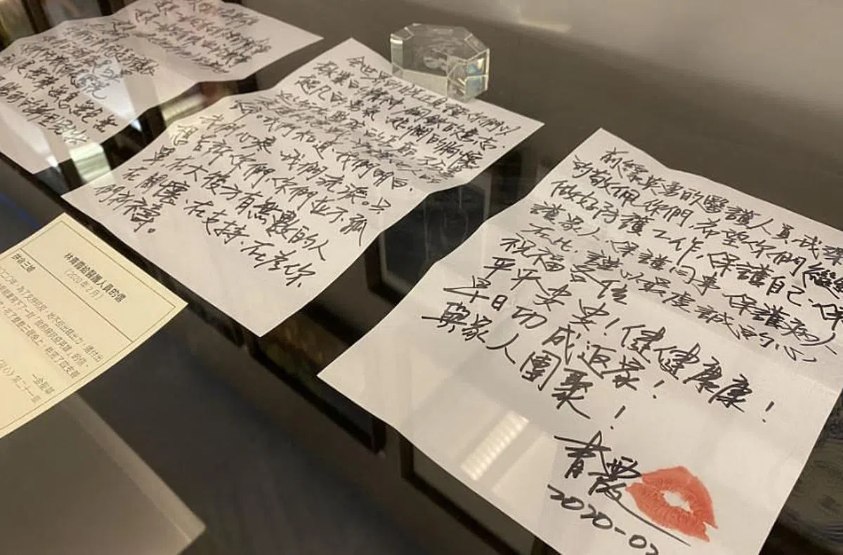 讲座现场展示林青霞近年的手稿、摄影作品和画作，其中包括她亲手写给医护人员的信。（互联网）