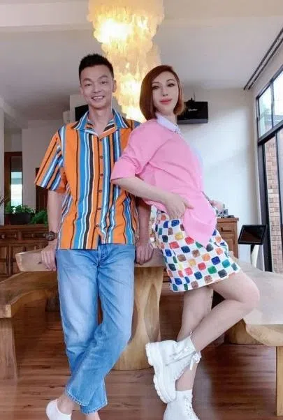 李国煌（左）担任利菁《天后出发吧》外景综艺节目的嘉宾，1月23日全天在马六甲录影，古城吃喝玩乐走透透。（互联网）