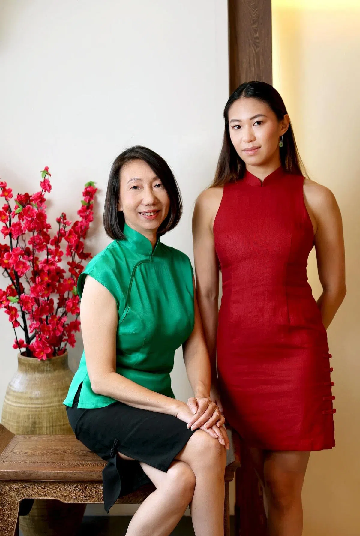 Cloth.ier旗袍创办人何萍萍（左）和女儿林芳敏。（龙国雄摄）