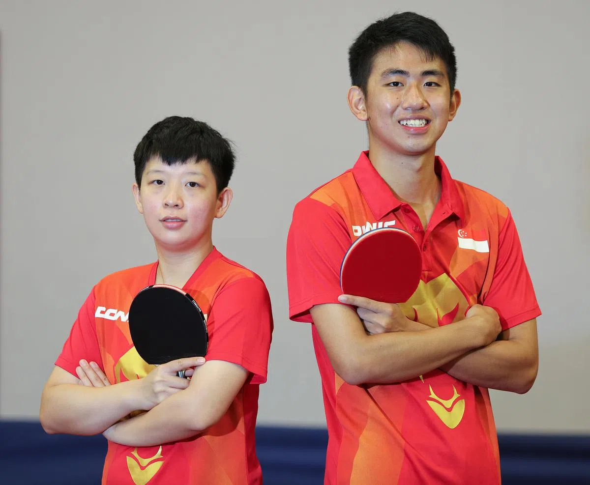曾尖（左）将首次代表新加坡出征东运会，上届夺冠的冯耀恩则是新加坡历来首名土生土长的东运会乒乓球男单冠军。（林泽锐摄）