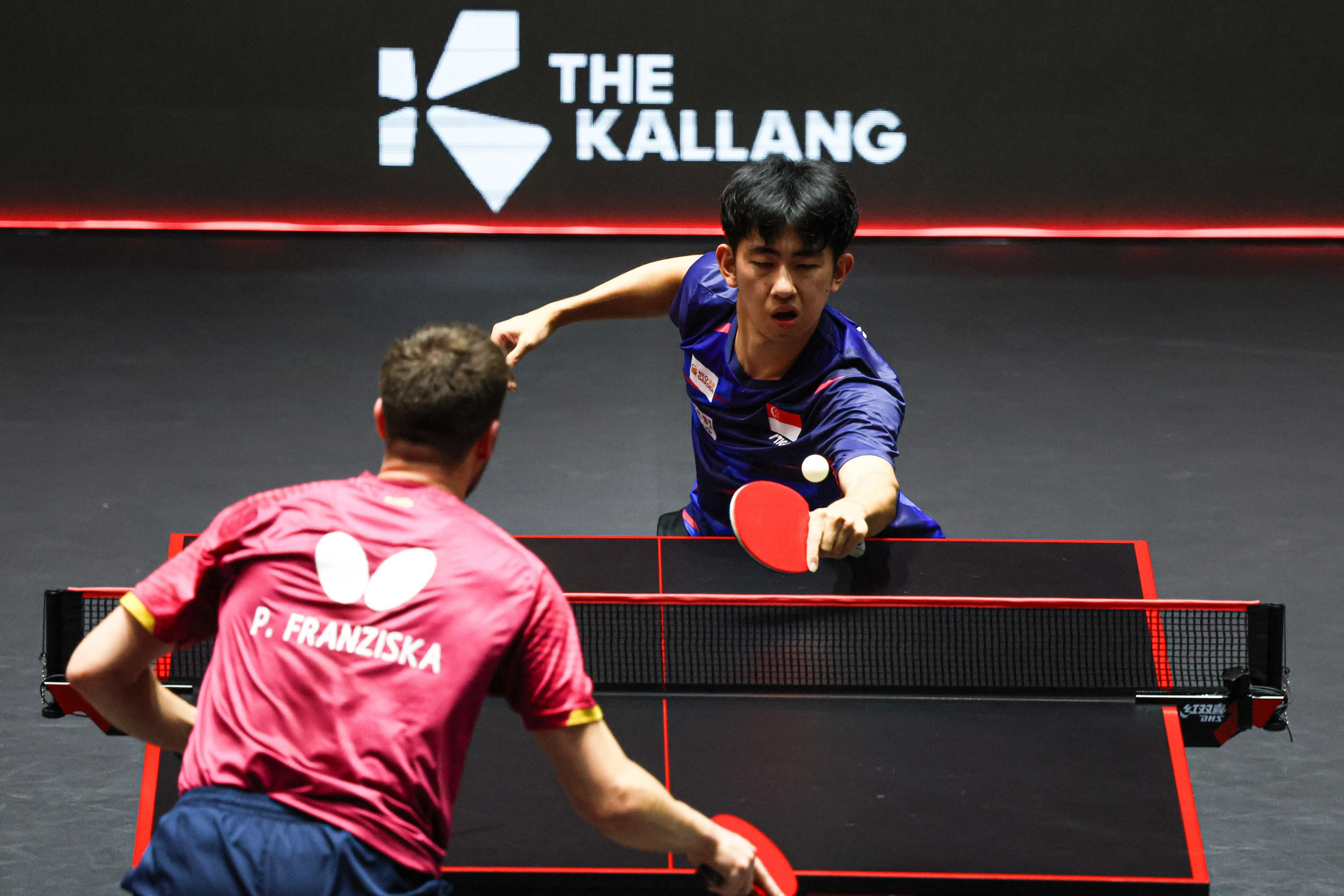 冯耀恩（左）在与德国的弗兰齐斯卡展开了一场惊心动魄的男单64强较量后以2比3惜败。（关俊威摄）