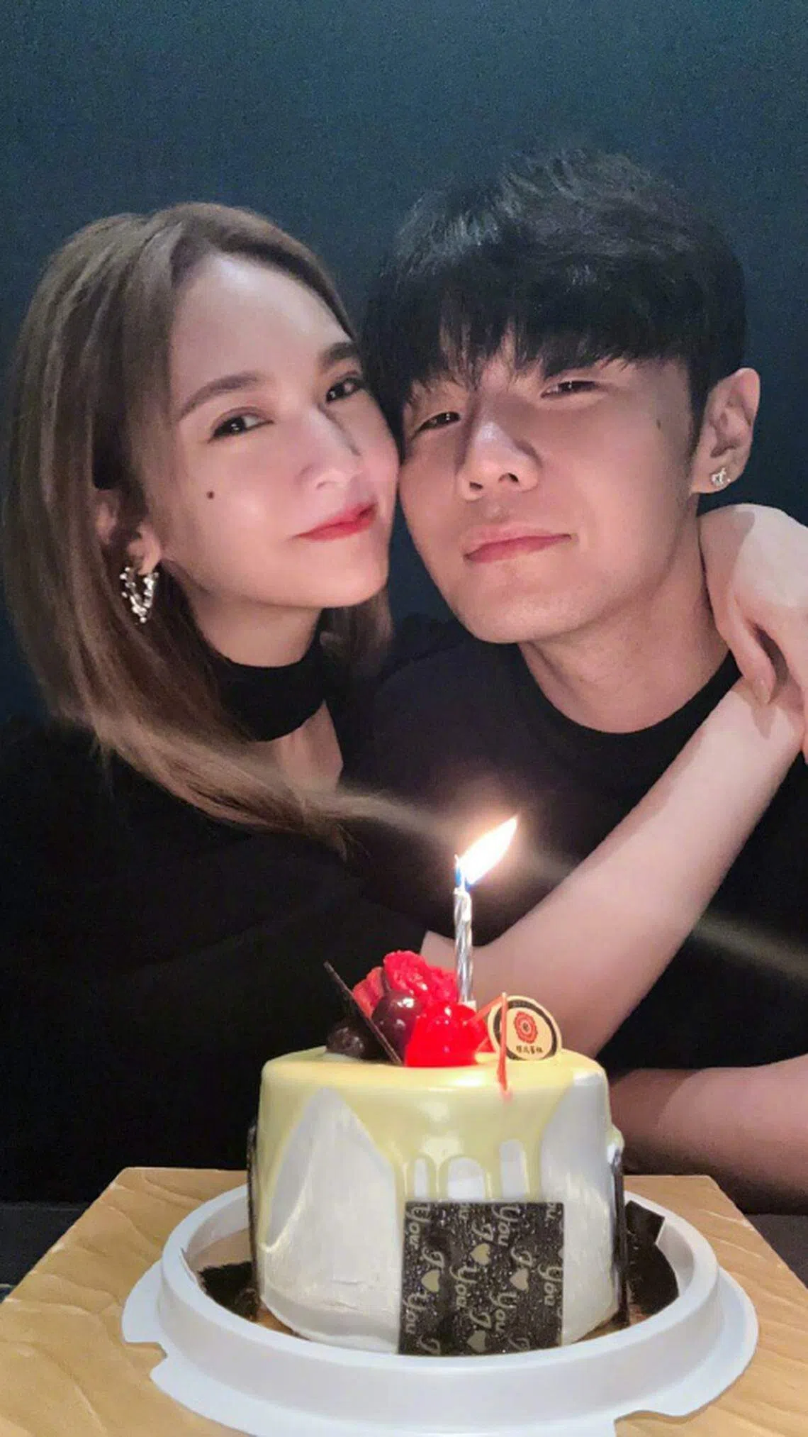 李荣浩专程飞台北为杨丞琳庆生。