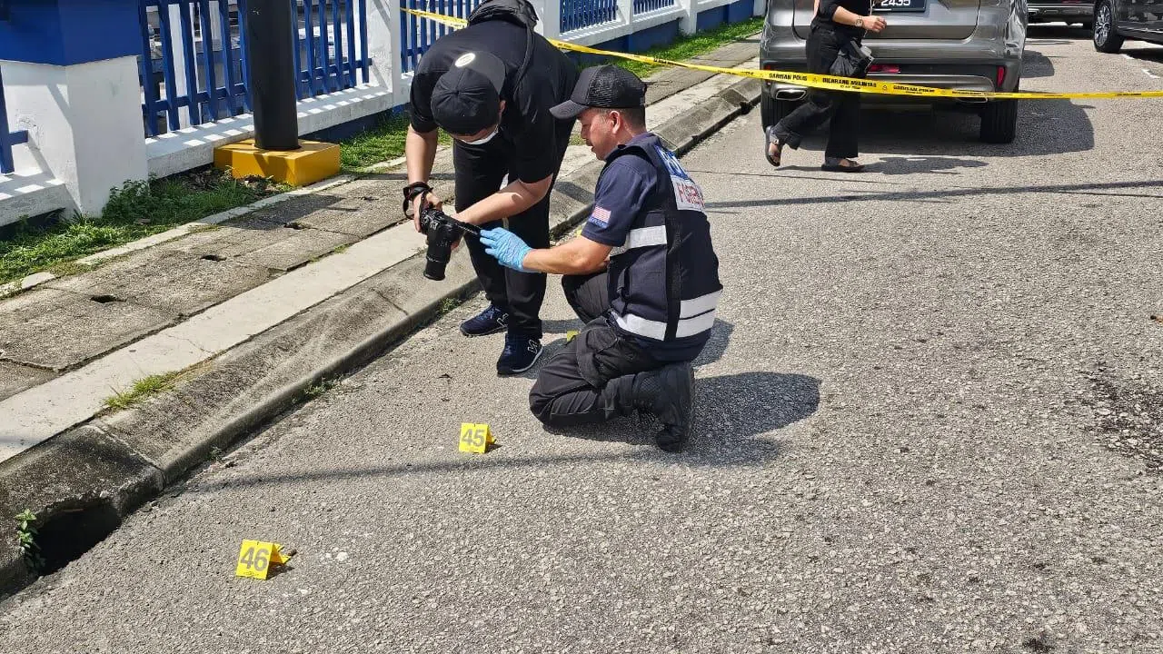 案发后，警方在警局外的路边搜证。（中国报）