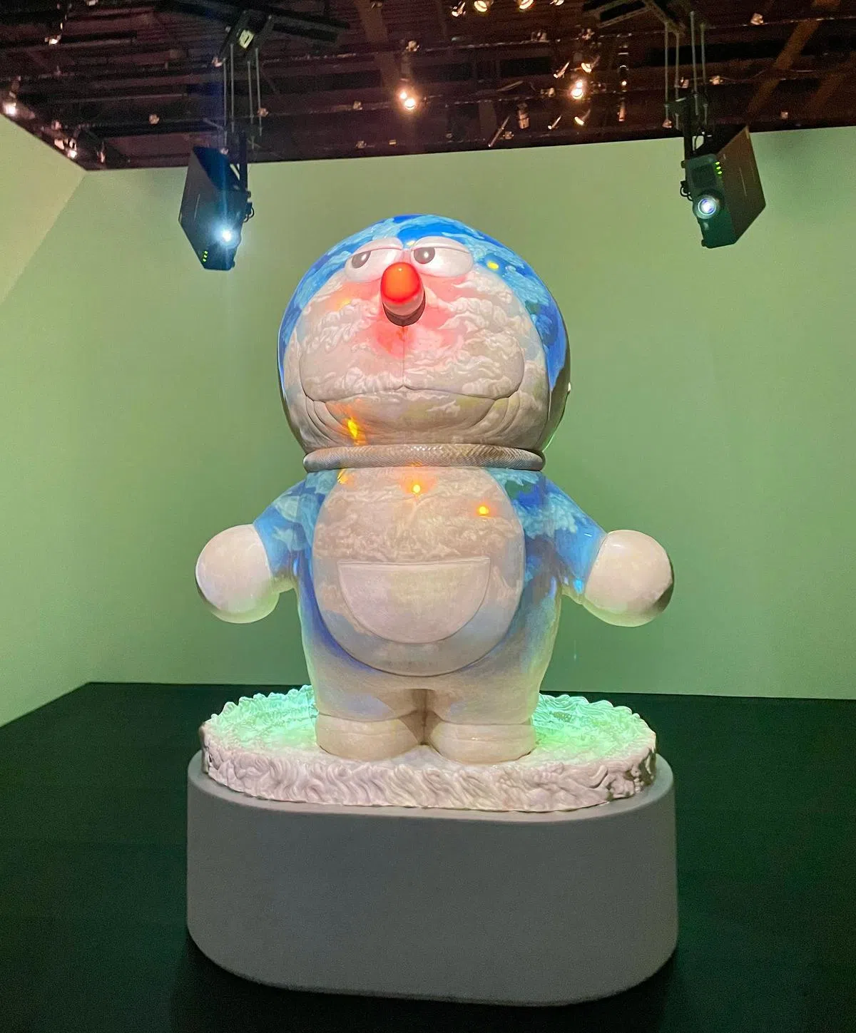 Yasuyuki Nishio ‘OPTICAL APPARITION’ (2017)，THE DORAEMON EXHIBITION SINGAPORE 2022 ©Fujiko-Pro / Photo credit: zaobao.sg。 