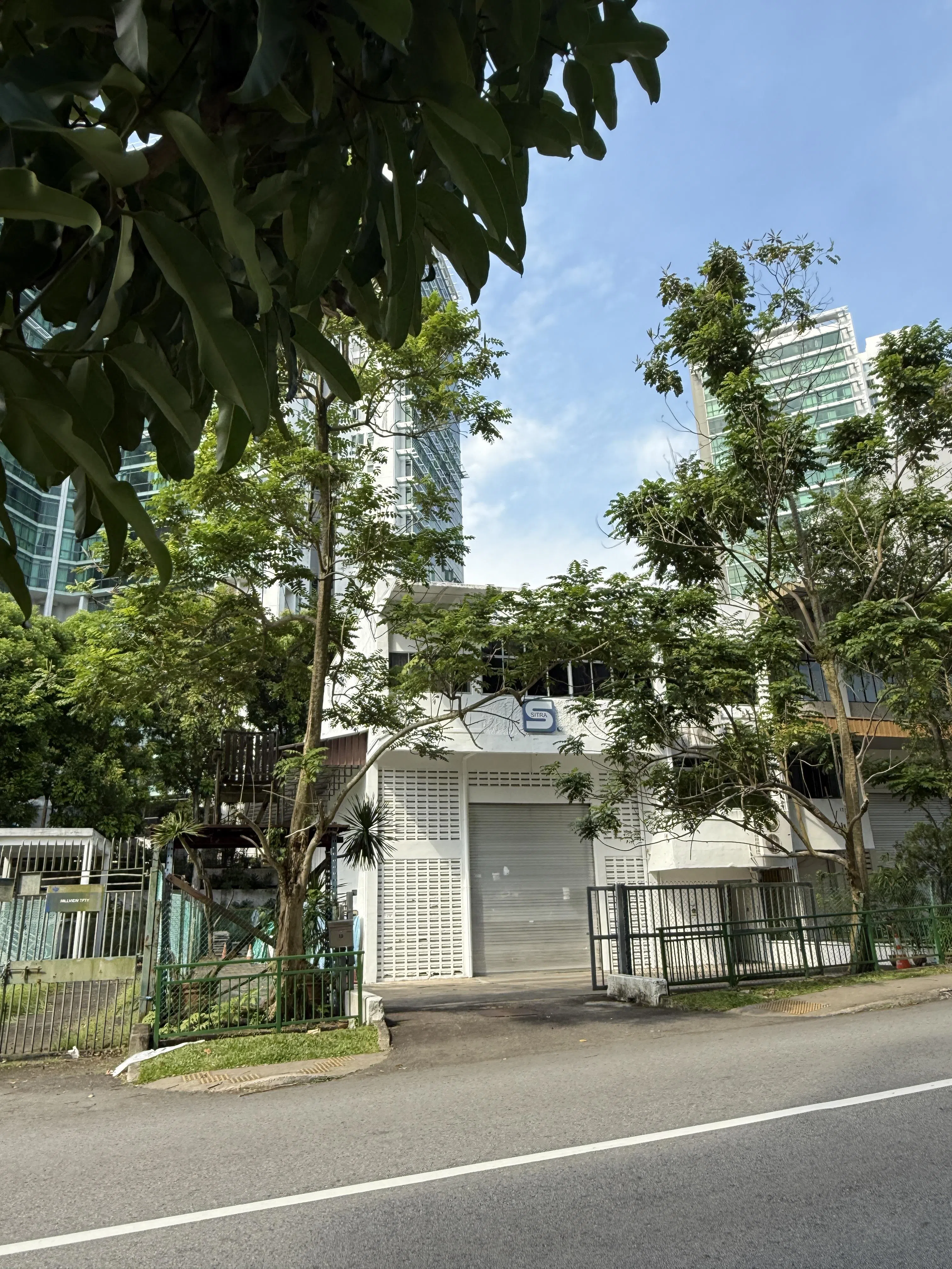 在工业区散步常有不一样的发现，你看到树下的巨人椅吗？（陈映蓁摄）