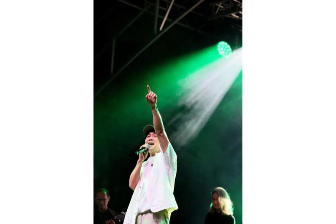 黎沸挥以一曲《让全世界起舞》将现场气氛炒得沸腾。（龙国雄摄）