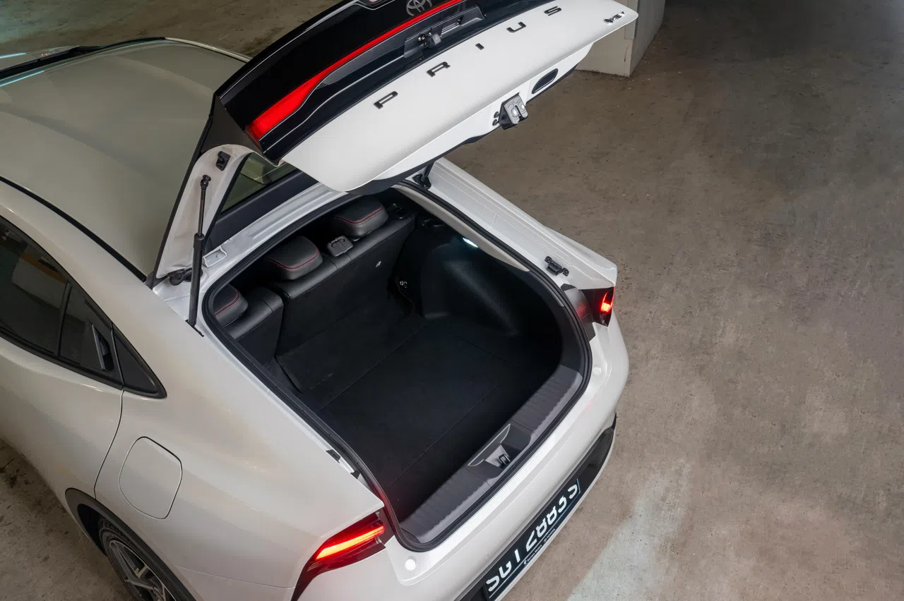 电动尾门是手动开关，后车厢空间为370升。（车商提供）