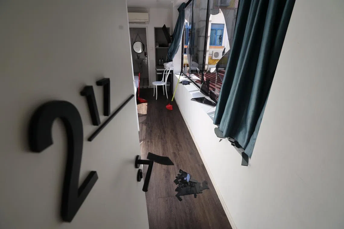 Philip Hotel二楼一间客房的玻璃窗被震碎，所幸当时房里没人。（陈斌勤摄）