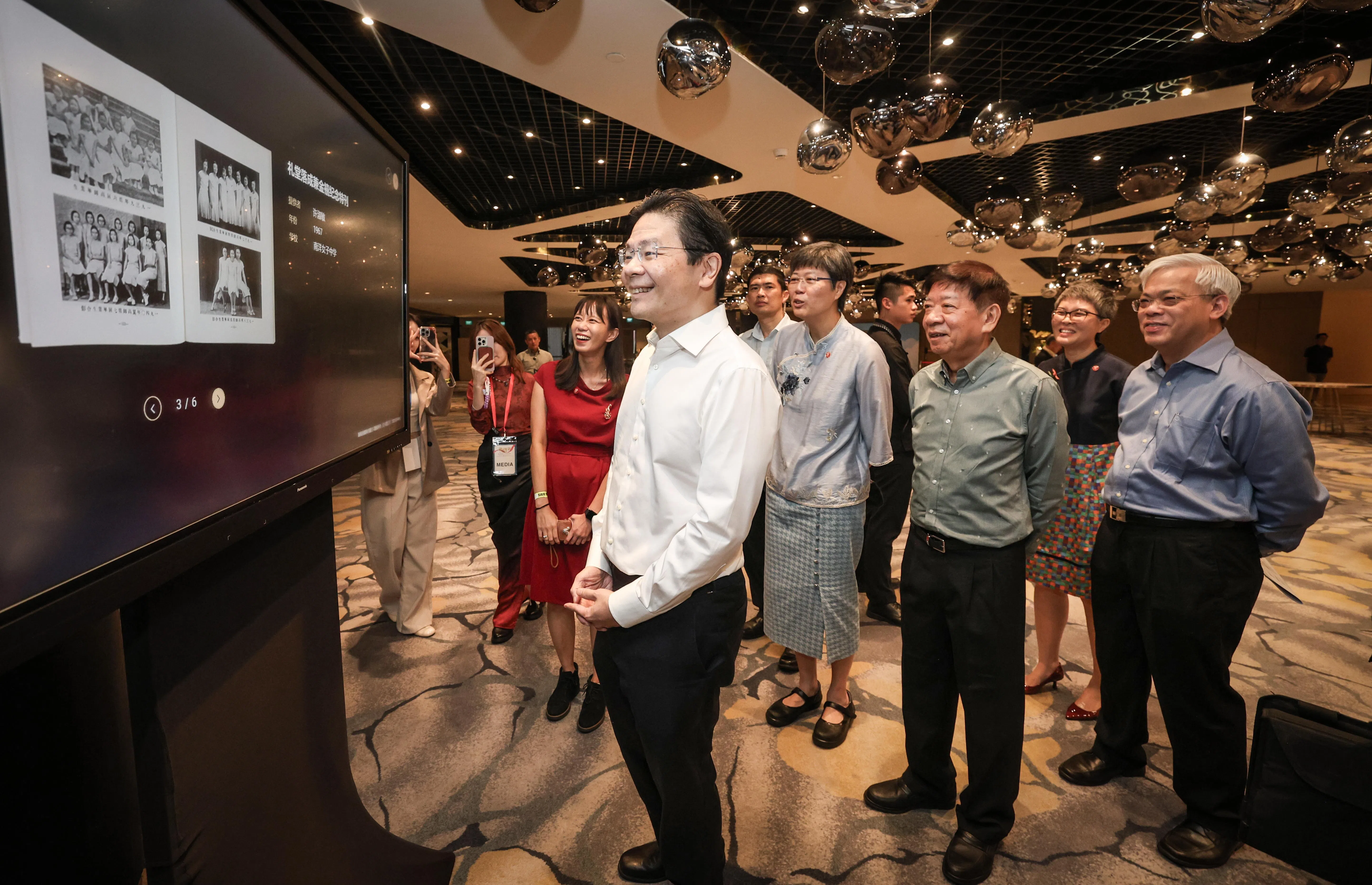 新报业媒体执行主席陈英杰（右一）指出，若要确保新报业媒体能有效发布信息，旗下媒体必须可信，否则政府也没有必要继续提供资金支持。图摄于去年9月由新报业媒体华文媒体集团主办的谢师宴与全国杰出华文教师奖颁奖典礼，出席者包括黄循财总理（左起），华文媒体集团社长李慧玲，以及时任新报业媒体主席的许文远。许文远已于今年10月1日卸任。（档案照片）