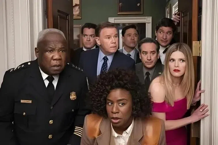 Uzo Aduba（前排中）在白宫调查命案，对各部门员工以及各方宾客展开讯问。（互联网）