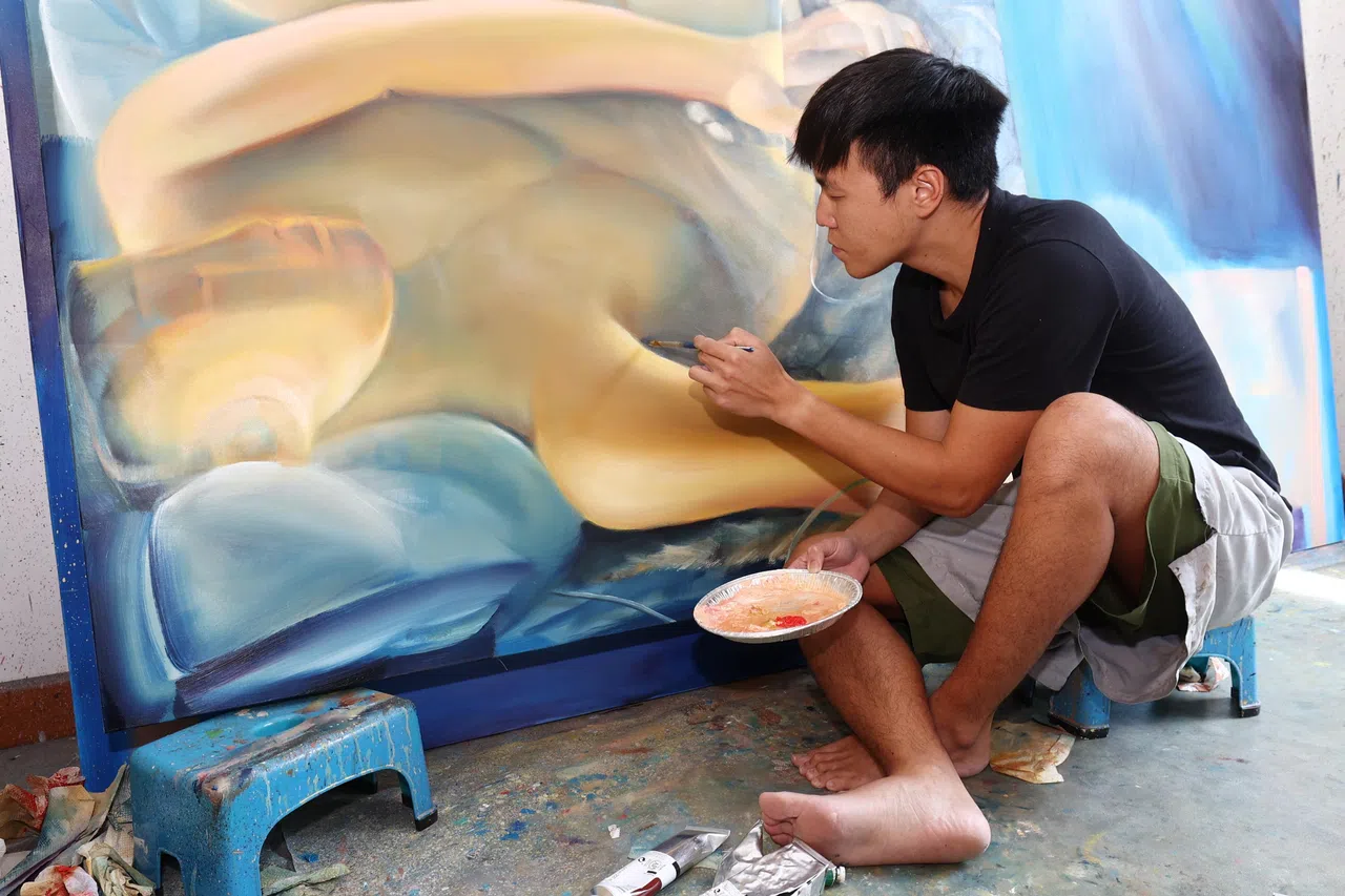 画家王亮杰刚完成画作《爱语》。（郑一鸣摄）