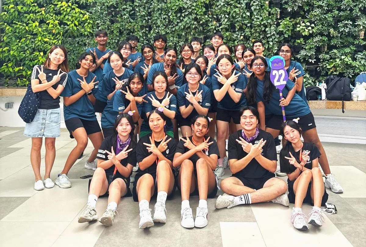 新生参与“极速前进”环节，完成一系列趣味游戏挑战后合影留念。（安德逊实龙岗初院提供）