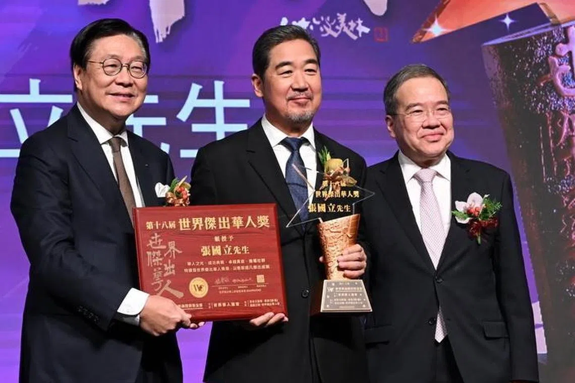 张国立（中）得奖自认诚惶诚恐。（互联网）