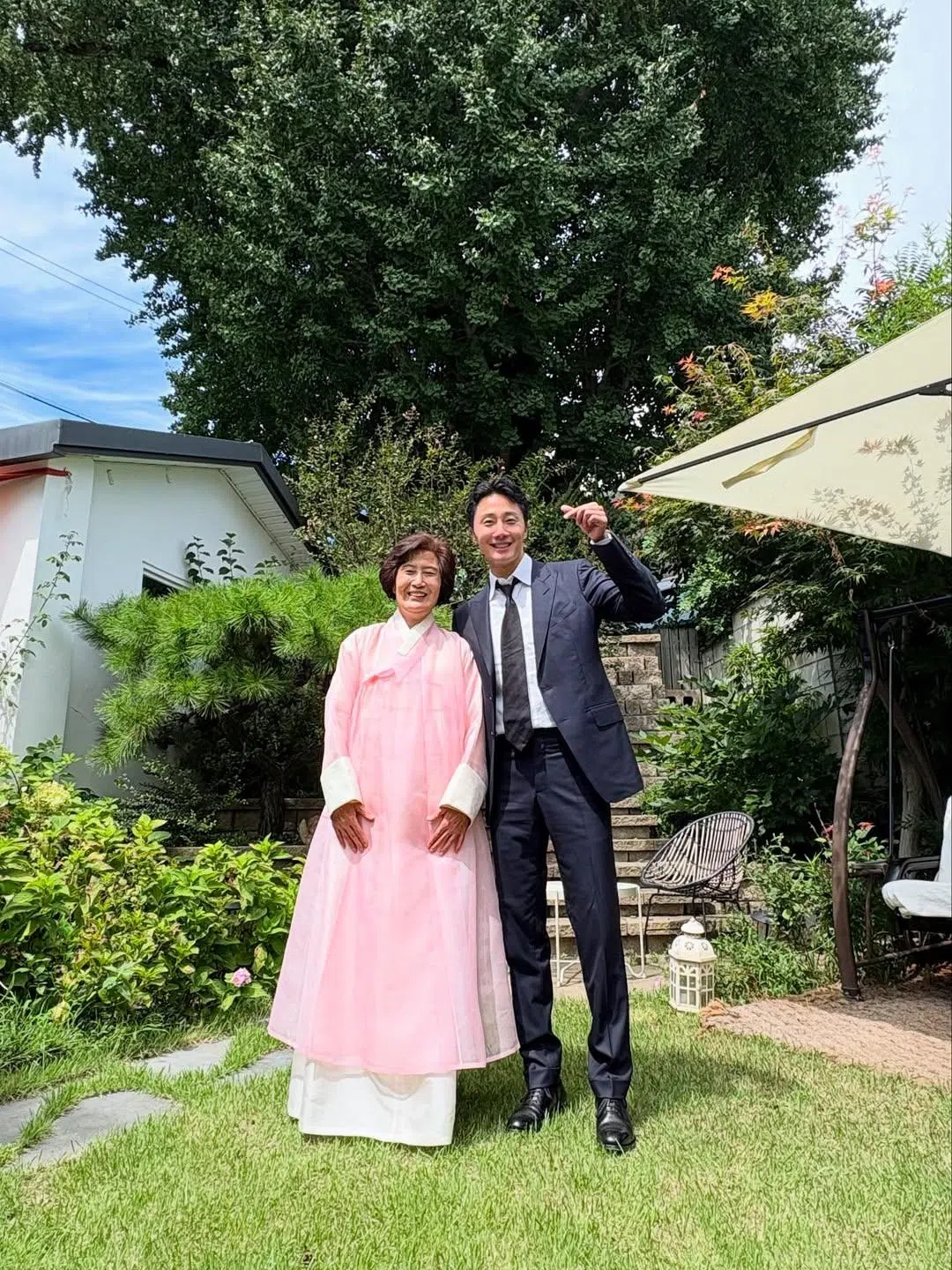 丁一宇参加母亲的退休仪式。（取自丁一宇IG）