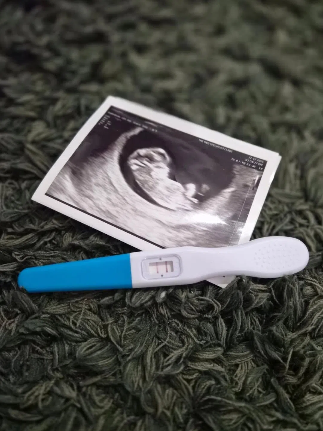 夫妻俩到马国一日游时顺道买了验孕棒来测试。（取自黄振隆IG）