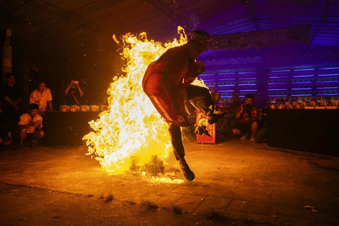 【破地狱六部曲】之三：选好落足点，确保毫发无伤。（龙国雄摄）