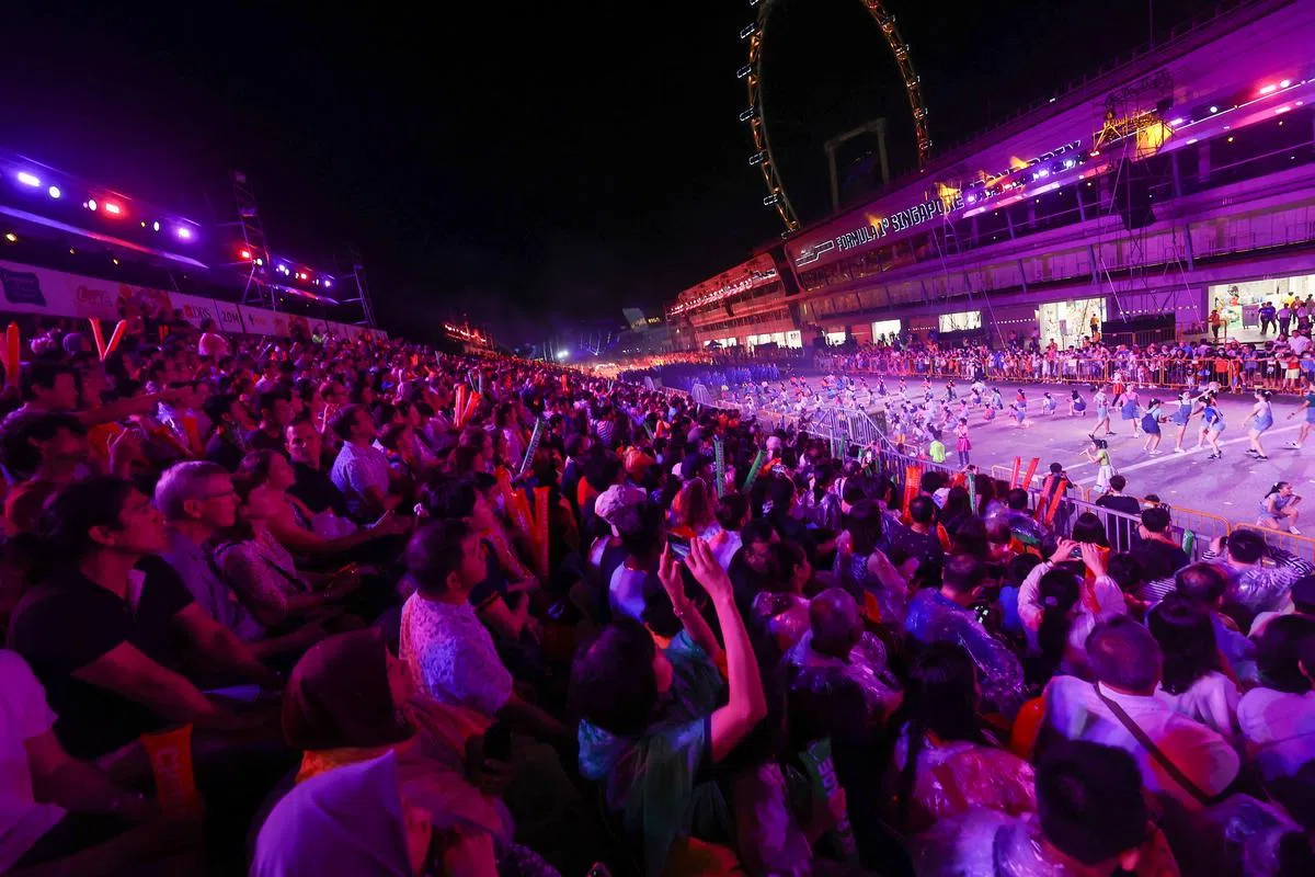 今年妆艺大游行的门票都已售罄，两晚的演出吸引超过2万8000名观众到场观看。（陈渊庄摄）