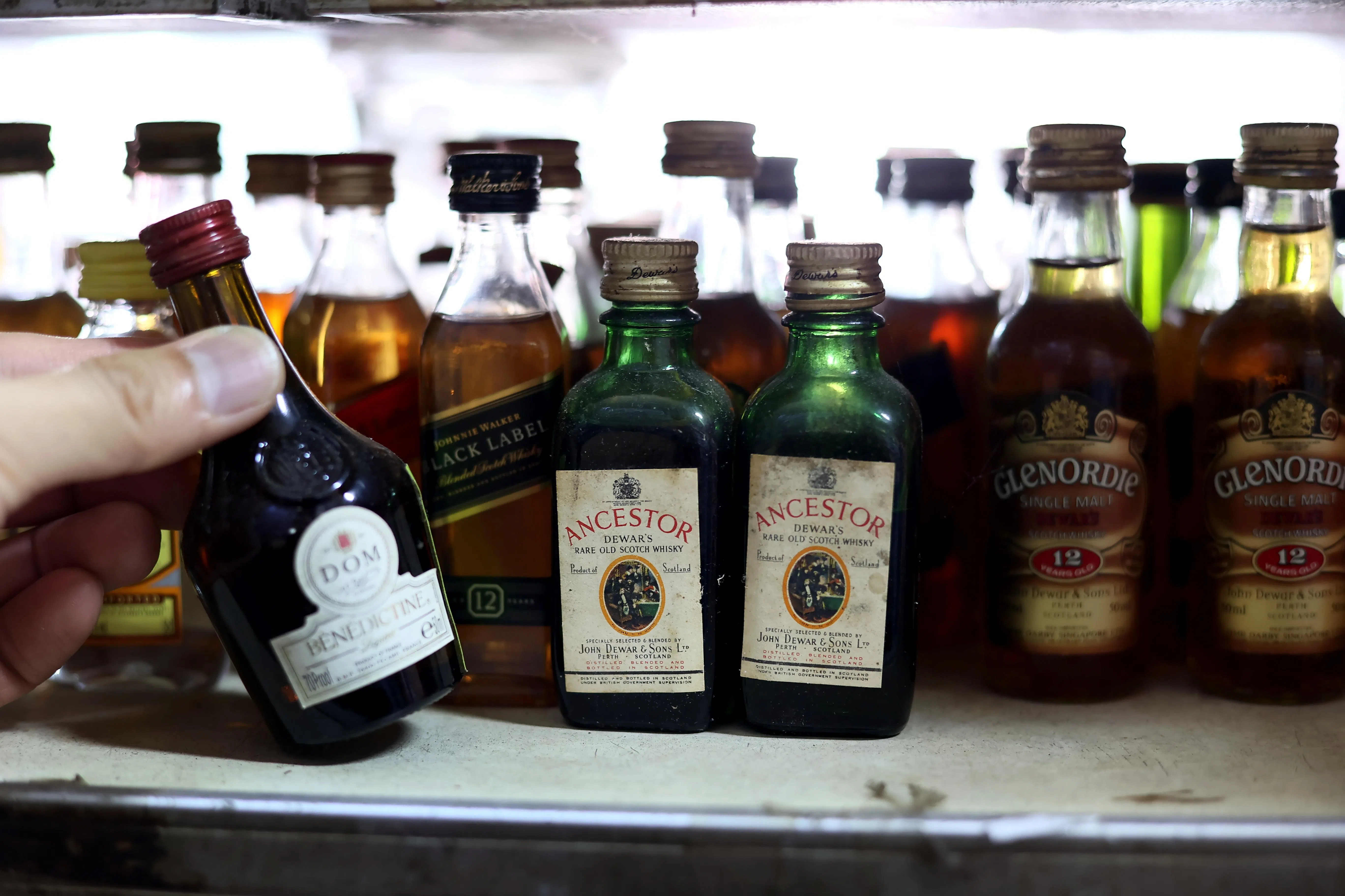 从前酒店会把迷你洋酒摆在客房内，或在吧台直接卖给顾客，如今少人问津。（龙国雄摄）