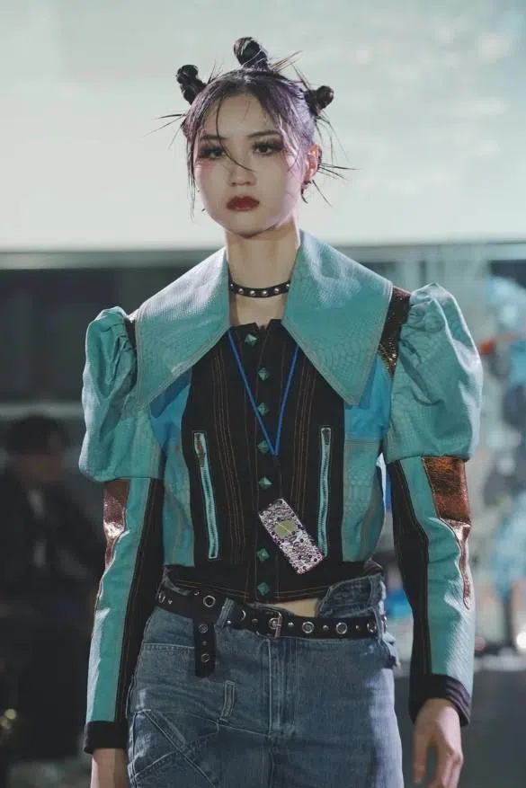 本地设计师蔡健伟的复古主题时装秀中，模特戴上旧款Nokia手机做装饰。（档案照）