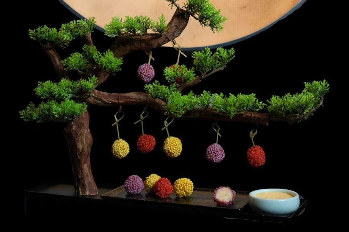 贵妃荔枝马蹄虾球的“荔枝”是以虾仁和马蹄等制成。（餐馆提供）