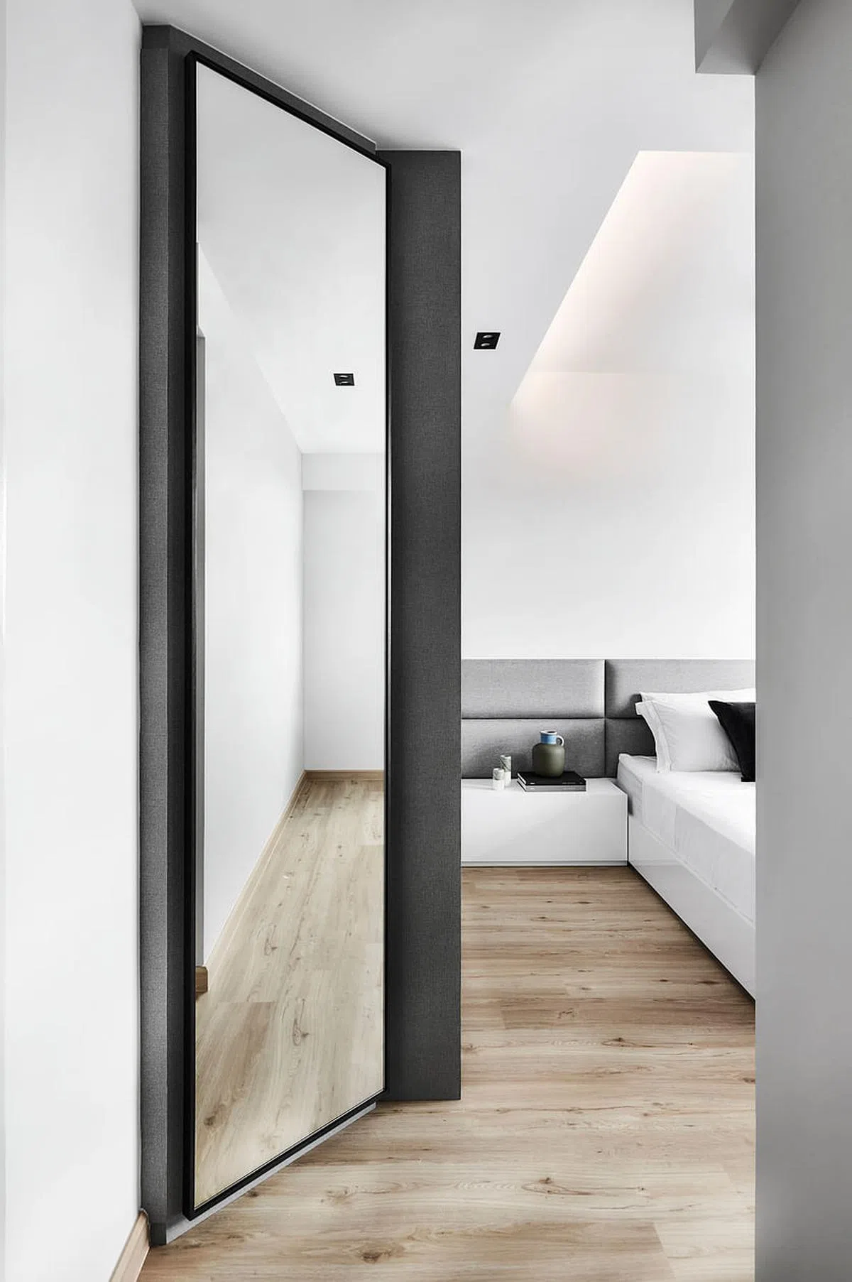 主卧室衣橱边的镜子有放大空间作用。（Wee Studio提供照片）