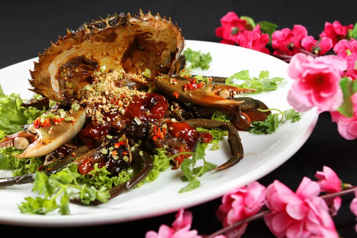 深利美食馆总厨兼老板蔡华春“友情出手”的古早味腌螃蟹。（档案照片）