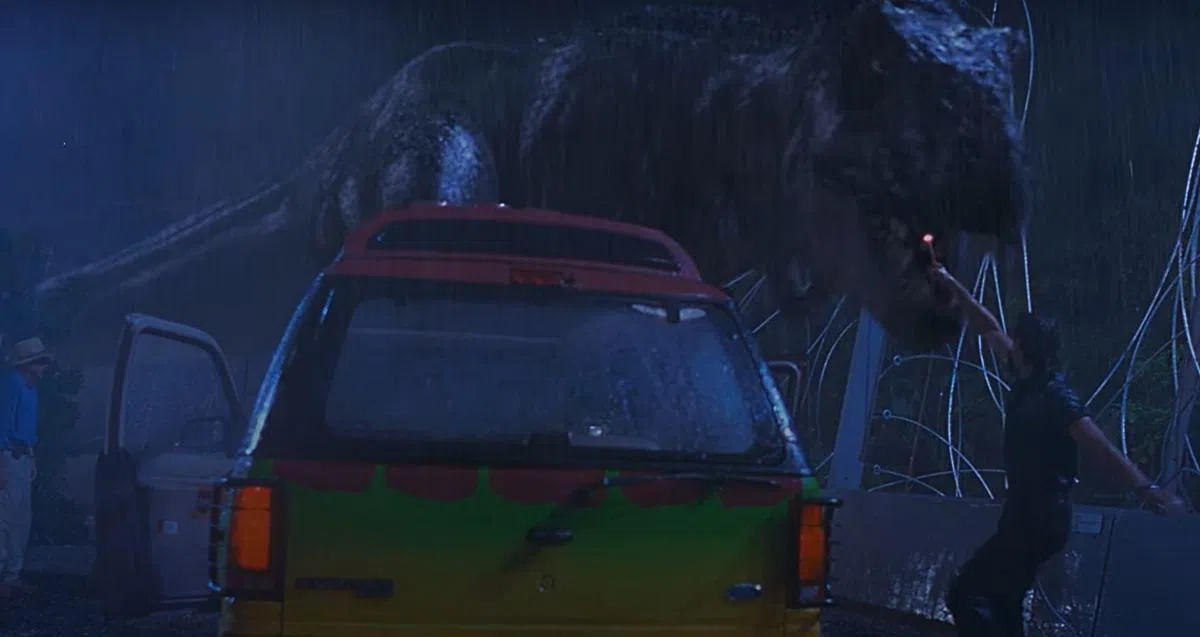 这个画面很经典，尤其是猎物不见之后简直是高潮迭起，你还记得吗？（取自电影截屏）