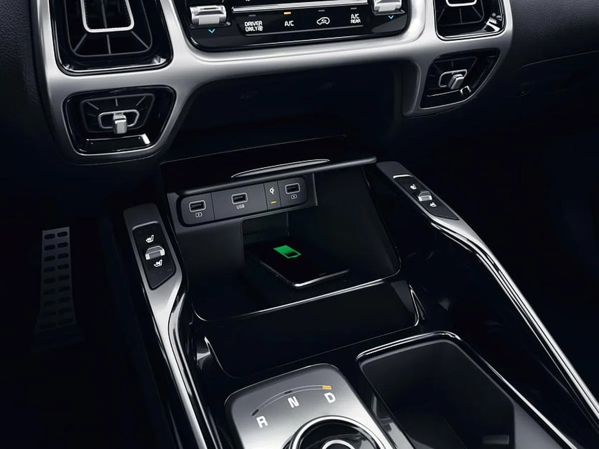 中控台下方有USB充电口和无线充电槽。（车商提供照片）