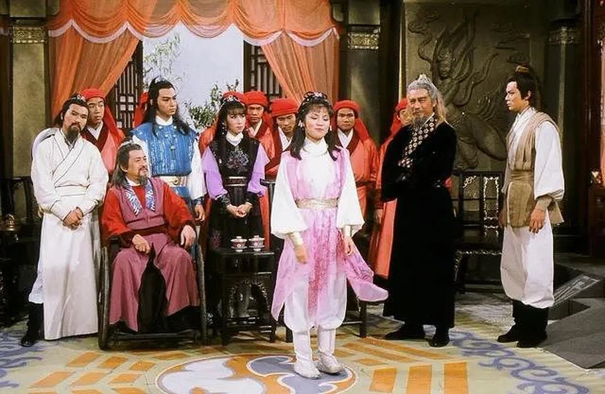 由黄日华（右一）和翁美玲（右三）主演的TVB电视剧《射雕英雄传》，至今仍脍炙人口。（互联网）