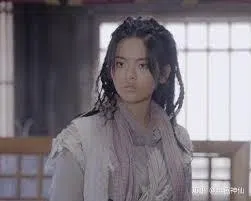 《且听风吟》中杨超越饰演的小乞丐，头发凌乱，服装朴素。（互联网）