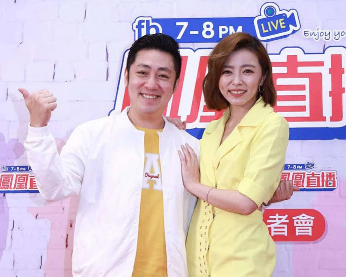 王瞳（右）指艾成每天就像在过独居老人生活，做什么事都固定。（民视图）