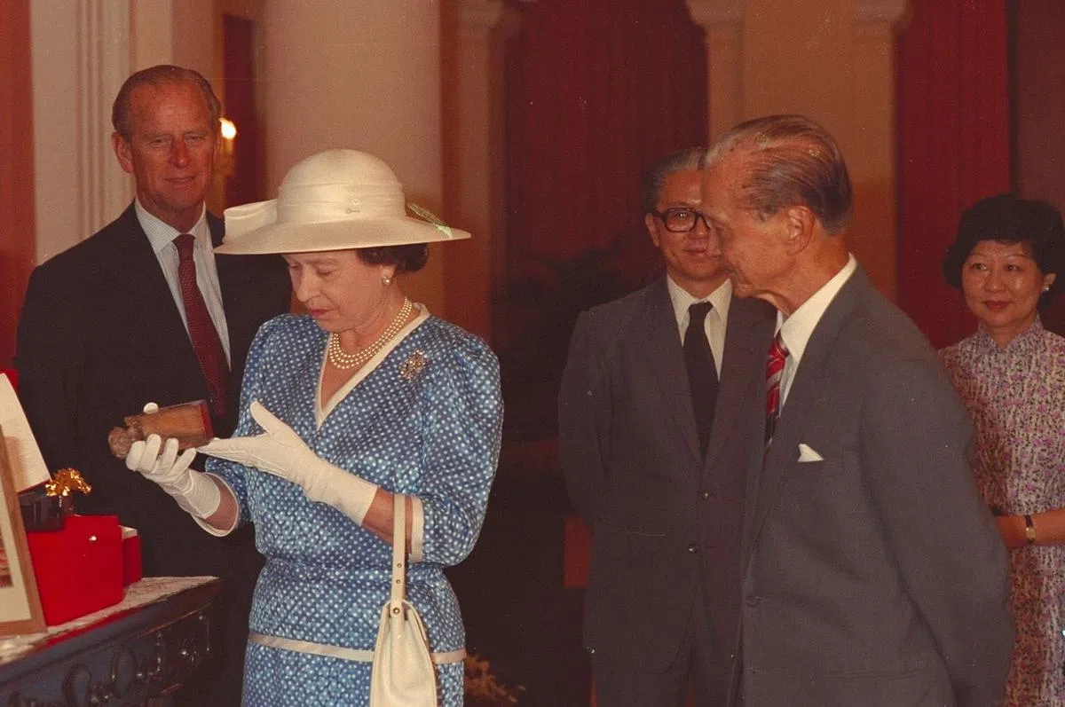 1989年10月，在新访问的伊丽莎白女王在总统府会见黄金辉总统。黄金辉总统送了三枚中文印章给伊丽莎白女王，其中两个还是一对的。（档案照）