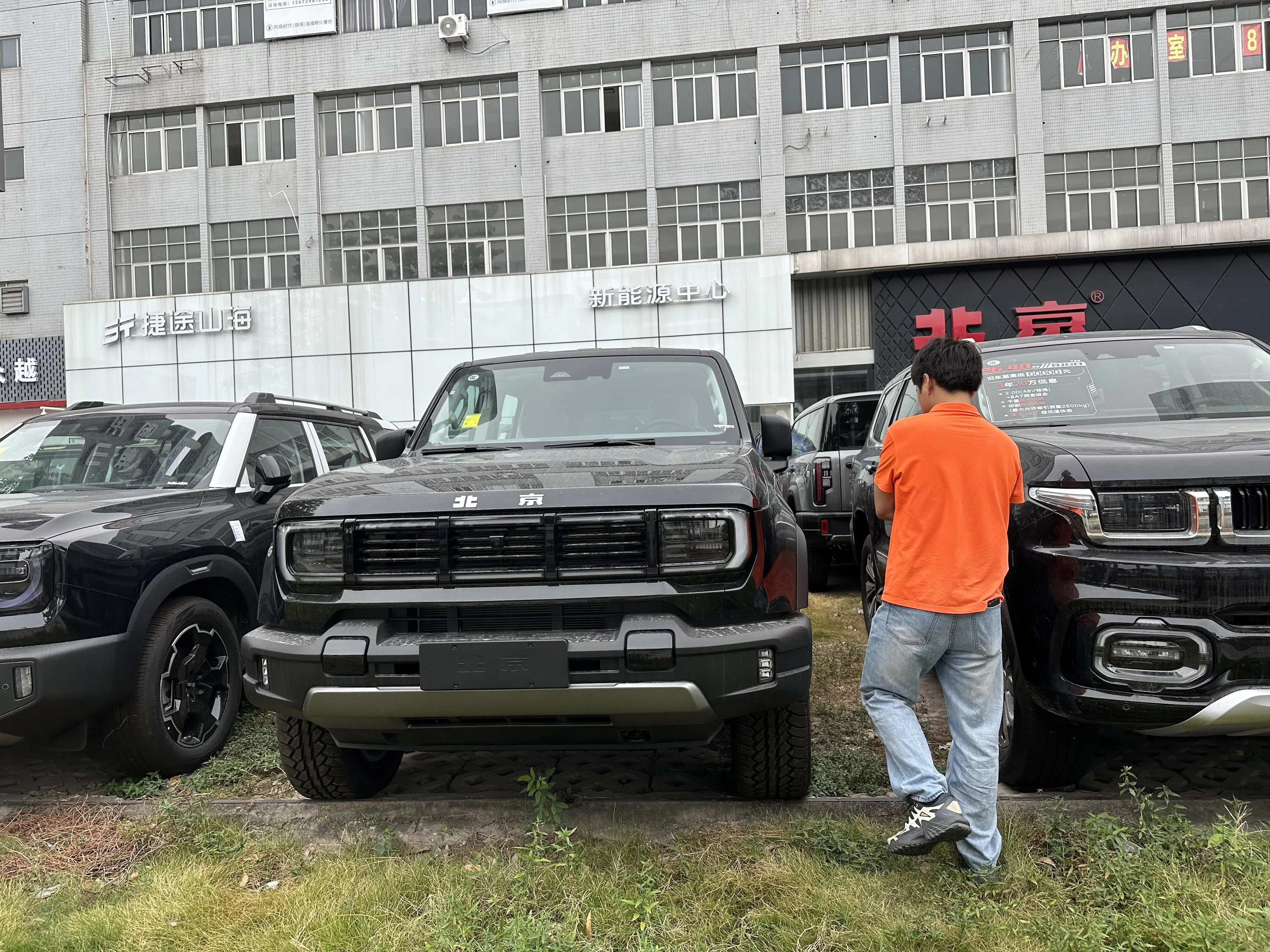 北汽珠海银河森宝销售厅的黄姓销售员介绍，嫌犯在案发前一天提车，涉案的BJ40先锋版越野车配备2000cc涡轮增压引擎，车身宽度近两米，有强大的越野性能和坚固的车身结构。（林煇智摄）