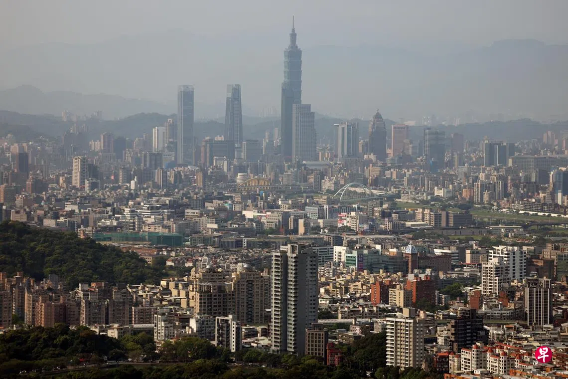 台海如果发生类似霍尔木兹海峡被封的情况，商贸、金融、供应链等都会出现系统性震荡。图为星期二（4月14日）拍摄的台北市。 （路透社）